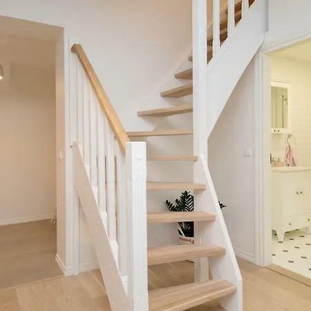 Modern Quiet 2 Bedroom Near Center