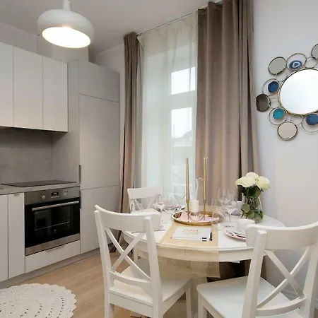 Apartment Modern Quiet 2 Bedroom Near Center *