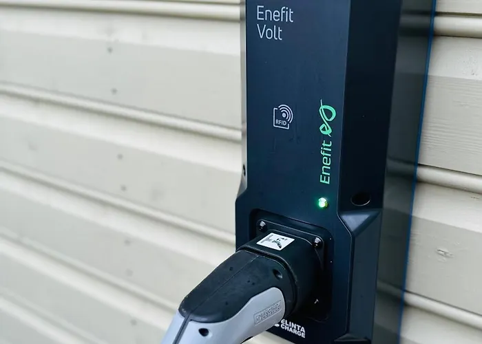 Modern Quiet 2 Bedroom Near Center Parnawa