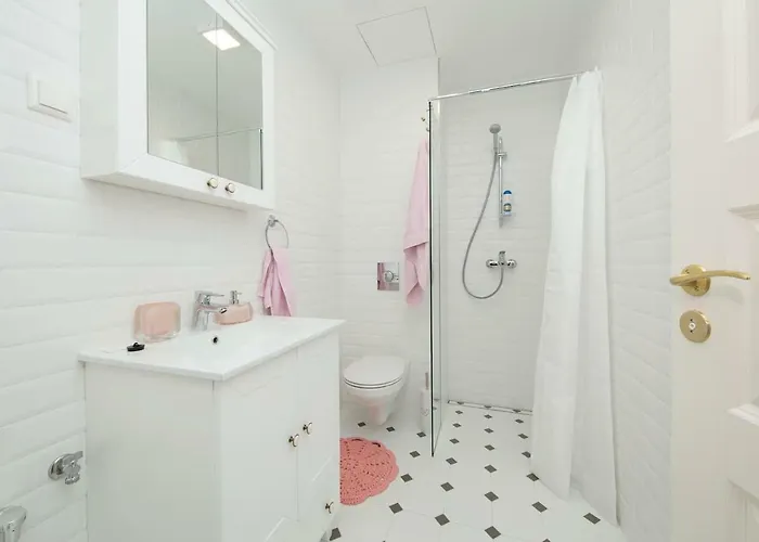 Modern Quiet 2 Bedroom Near Center Parnawa